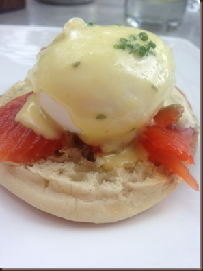 smoked salmon eggs benedict